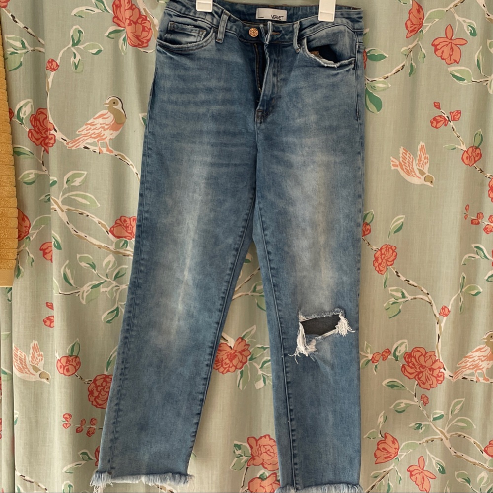 Stylish Distressed Cropped Jeans in Blue